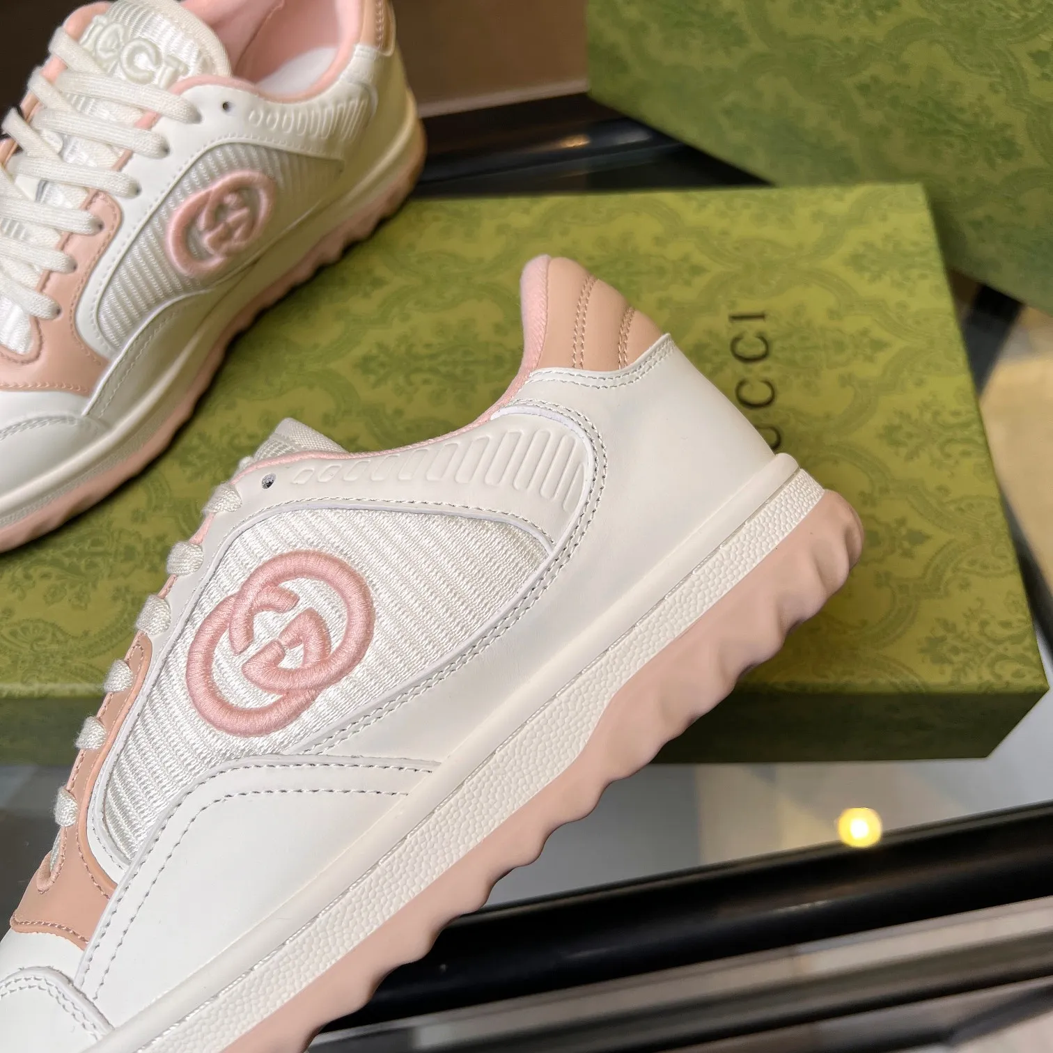 👟👟Ex-factory price 520👟👟 Top version, full styling effect, instant sales of the common practice of soft treading in the market, 💣💣💣Gucci2023 early spring Gucci G home latest hot style MAC80 sports shoes couple style casual retro distressed dirty shoes small dirty shoes small white shoes🌸🌸🌸 original purchase and development Production Gucci MAC80 new hot-selling series. The exquisite and compact interlocking double G logo romantically interprets the aesthetic concept of this series. Made of off-white leather, ▪️Material: original customized imported first-layer cowhide ▪️Inner lining: original customized imported breathable mesh ▪️Outsole: original molded two-color TPU outsole ▪️Sole thickness: 3CM ▪️Size: women's 35-40 / men's 39-45